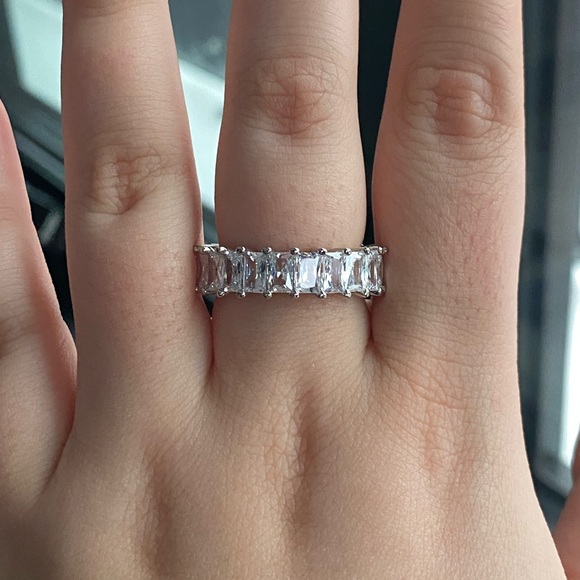 Rectangle cut diamond ring - Picture 2 of 2